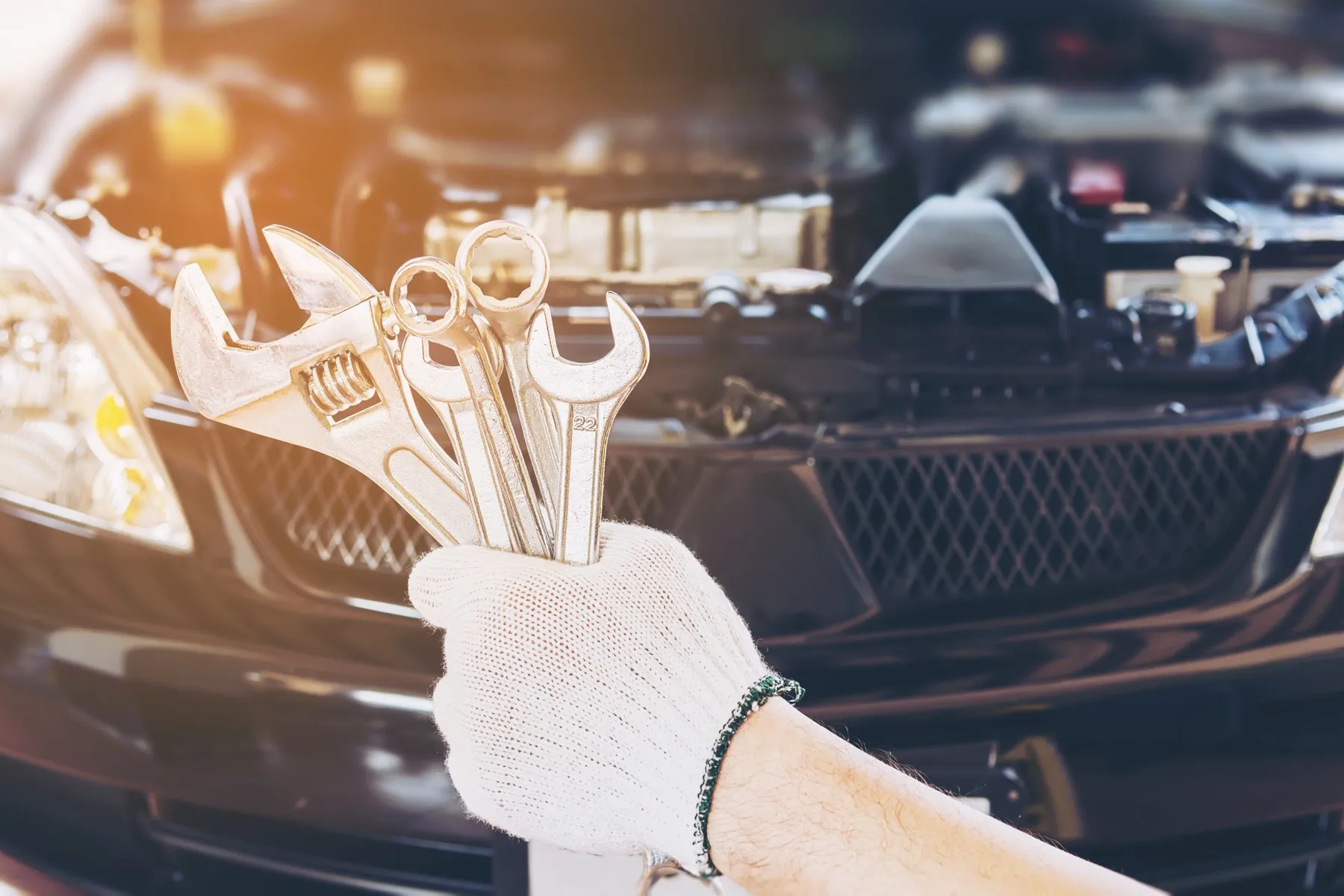 Sada klíčů před motorovým prostorem vozu