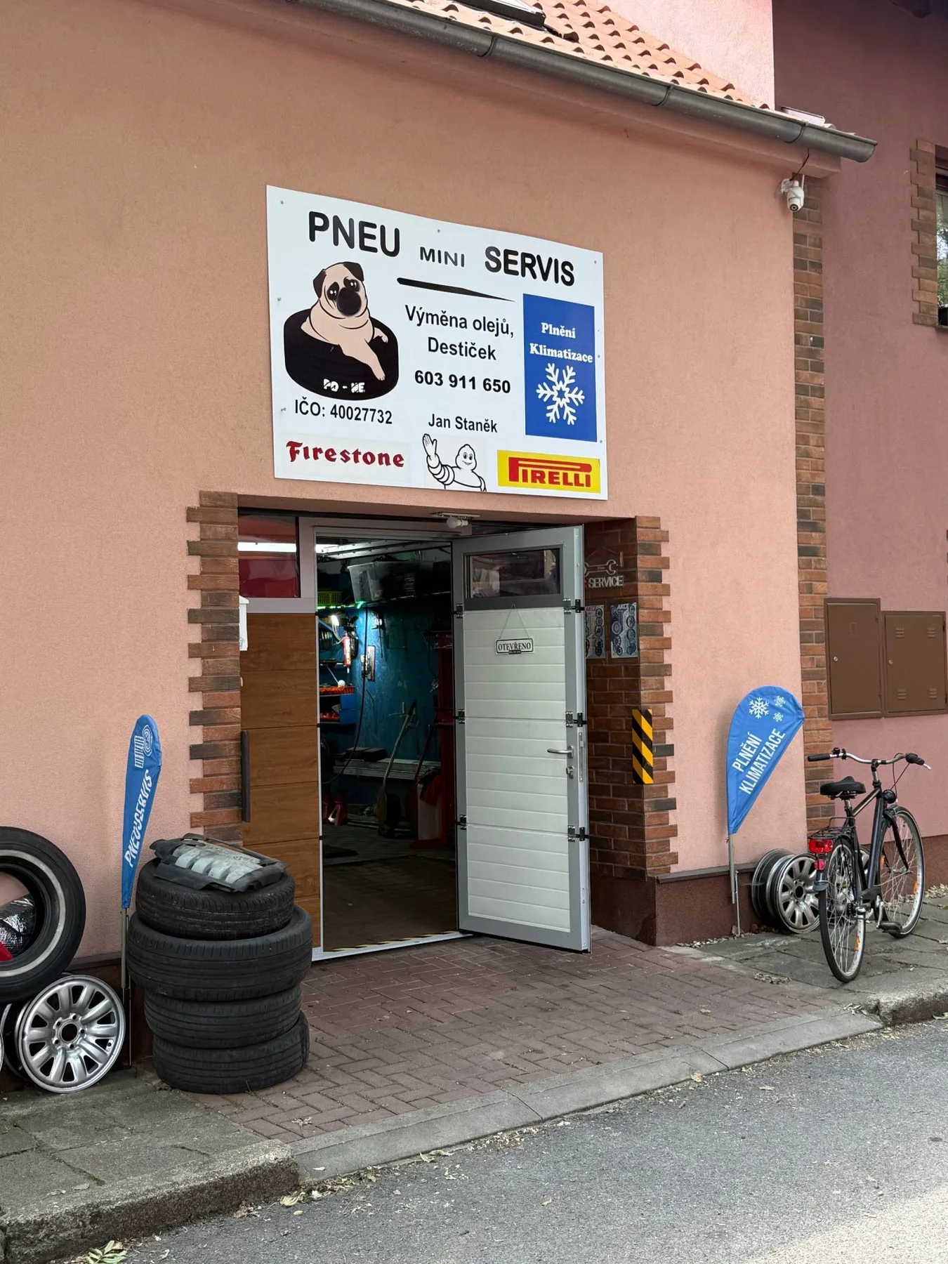 Vstup do provozovny Pneuservis – Jan Staněk v Tuchlovicích